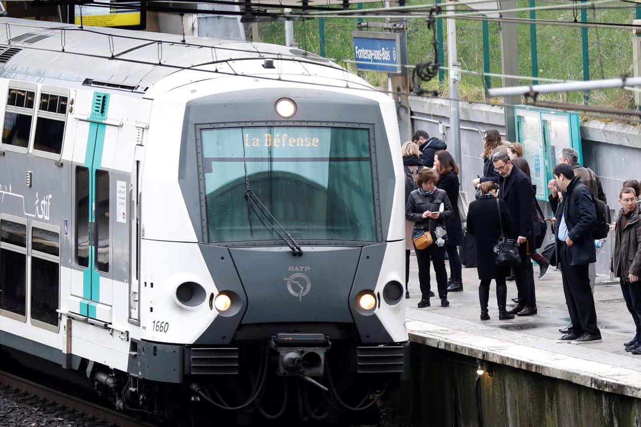 Regionalzug bei Paris: Das Baby kam am Montag in einem RER-A-Zug auf die Welt. (Symbolfoto)