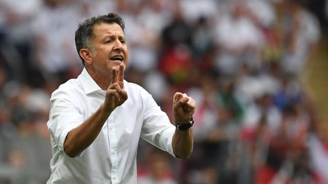 Mexikos kolumbianischer Trainer Juan Carlos Osorio hat mit dem Auftaktsieg über Deutschland viele Mexikaner überrascht. Mexikos kolumbianischer Trainer Juan Carlos Osorio hat mit dem Auftaktsieg über Deutschland viele Mexikaner überrascht.