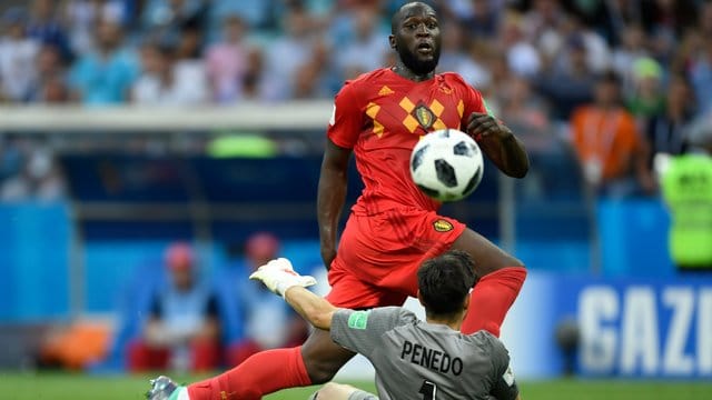 Belgiens Romelu Lukaku erzielt gegen den panamaischen Torwart Jaime Penedo das Tor zum 3:0.