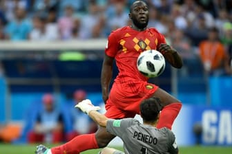 Belgiens Romelu Lukaku erzielt gegen den panamaischen Torwart Jaime Penedo das Tor zum 3:0.