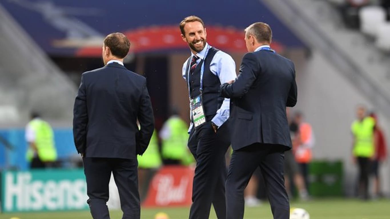 Englands Trainer Gareth Southgate (M) besichtigt vor dem Spiel gegen Tunesien den Platz.