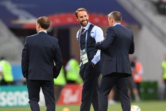 Englands Trainer Gareth Southgate (M) besichtigt vor dem Spiel gegen Tunesien den Platz.