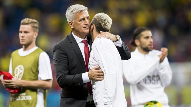 Trainer Vladimir Petkovic (M) aus der Schweiz umarmt nach dem Spiel Valon Behrami (r).