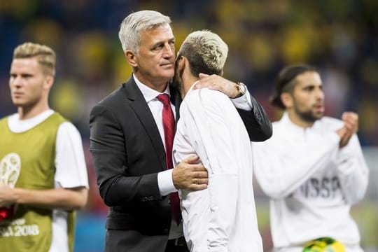 Trainer Vladimir Petkovic (M) aus der Schweiz umarmt nach dem Spiel Valon Behrami (r).