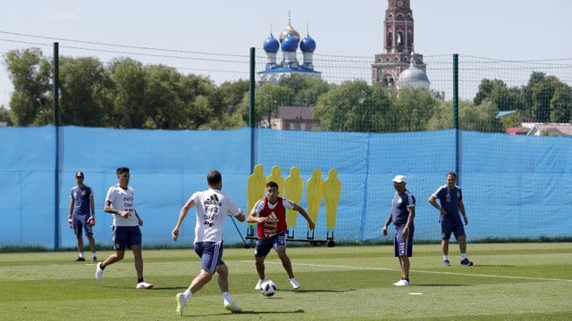 Argentiniens Nationaltrainer Jorge Sampaoli (2.