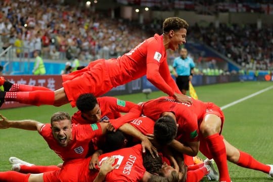 Die Spieler von England freuen sich über das Tor zum 1:0 ihres Teamkollegen Harry Kane.