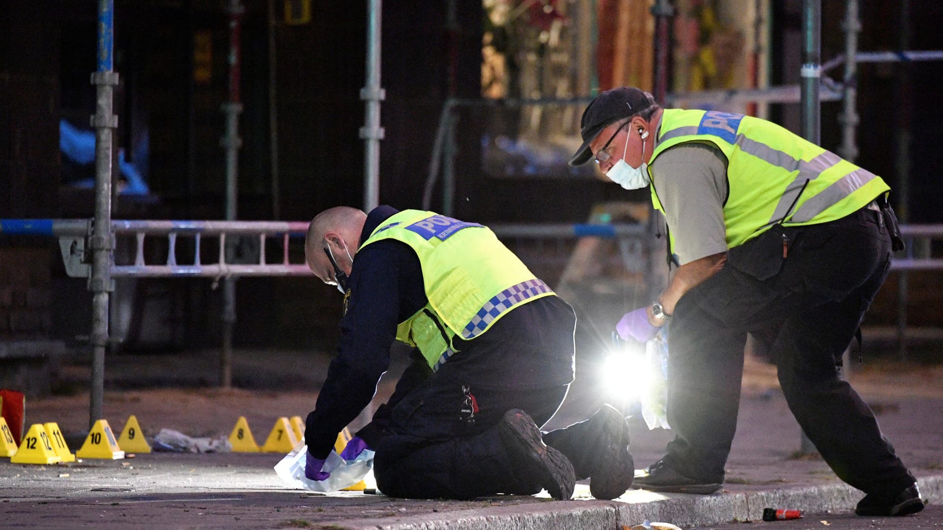 Die schwedische Polizei untersucht den Tatort in Malmö: Ein Unbekannter hat am Montag auf eine Gruppe Männer geschossen.