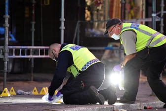 Die schwedische Polizei untersucht den Tatort in Malmö: Ein Unbekannter hat am Montag auf eine Gruppe Männer geschossen.