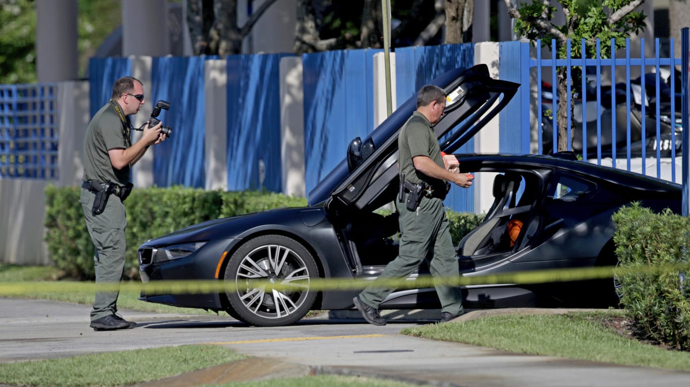 Ermittler in Florida untersuchen einen Wagen nach dem Tod des US-Rappers XXXTentacion: Die Hintergründe der Schießerei sind bisher unklar.