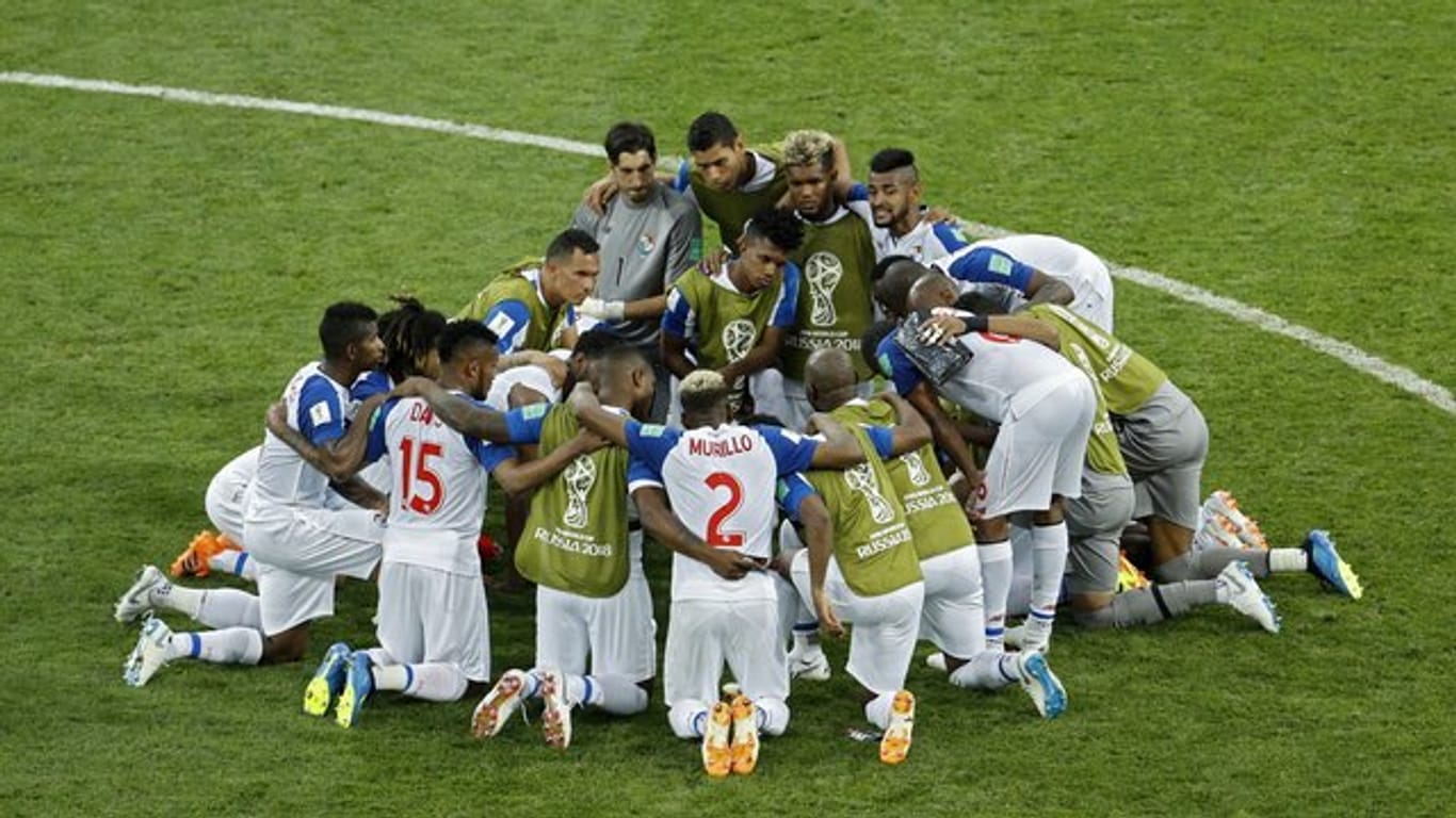 Nach der Niederlage gegen Belgien bilden die Spieler Panamas einen Kreis.