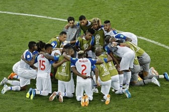 Nach der Niederlage gegen Belgien bilden die Spieler Panamas einen Kreis.
