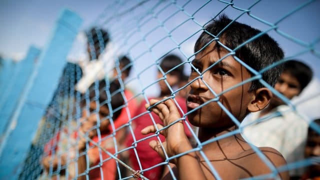 Kinder der aus Myanmar geflohenen Volksgruppe der Rohingya in einem Flüchtlingslager in Bangladesch. Kinder der aus Myanmar geflohenen Volksgruppe der Rohingya in einem Flüchtlingslager in Bangladesch.