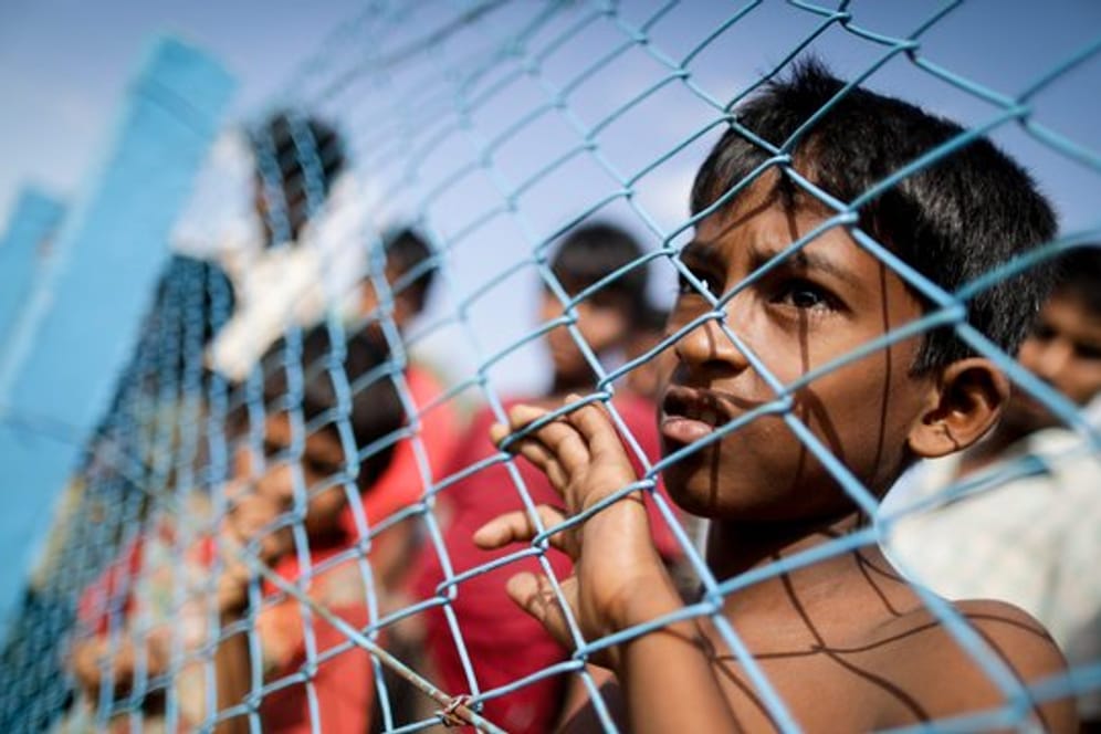 Kinder der aus Myanmar geflohenen Volksgruppe der Rohingya in einem Flüchtlingslager in Bangladesch.