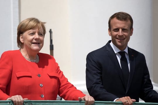 Bundeskanzlerin Merkel neben Präsident Macron in Schloss Meseberg in Brandenburg.