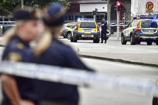 Polizisten sichern eine Straße im schwedischen Malmö.