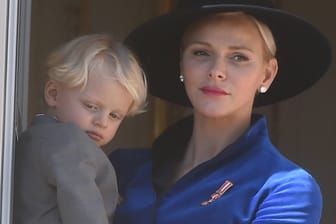 So blond wie die Mama: Mini-Fürst Jacques ohne It-Accessoire auf dem Arm von Charlène von Monaco.