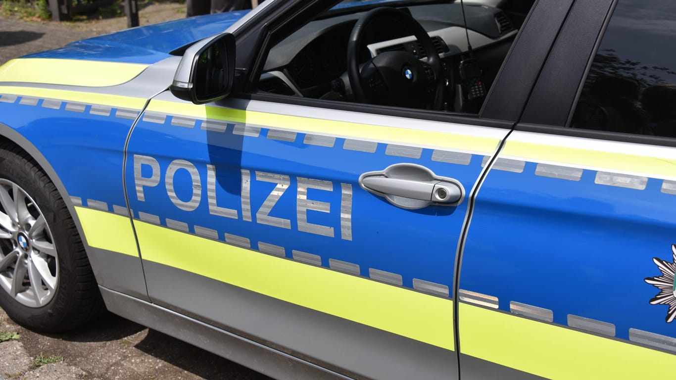 Ein Einsatzfahrzeug der Polizei: In Berlin wird ein Jugendlicher vermisst.
