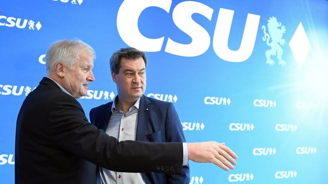 Innenminister und CSU-Chef Horst Seehofer zusammen mit seinem Nachfolger als Ministerpräsident von Bayern, Markus Söder. Innenminister und CSU-Chef Horst Seehofer zusammen mit seinem Nachfolger als Ministerpräsident von Bayern, Markus Söder.