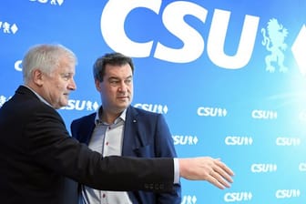 Innenminister und CSU-Chef Horst Seehofer zusammen mit seinem Nachfolger als Ministerpräsident von Bayern, Markus Söder.