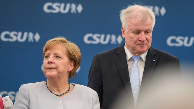 Bundeskanzlerin und CDU-Chefin Angela Merkel zusammen mit Bundesinnenminister und CSU-Chef Horst Seehofer. Bundeskanzlerin und CDU-Chefin Angela Merkel zusammen mit Bundesinnenminister und CSU-Chef Horst Seehofer.