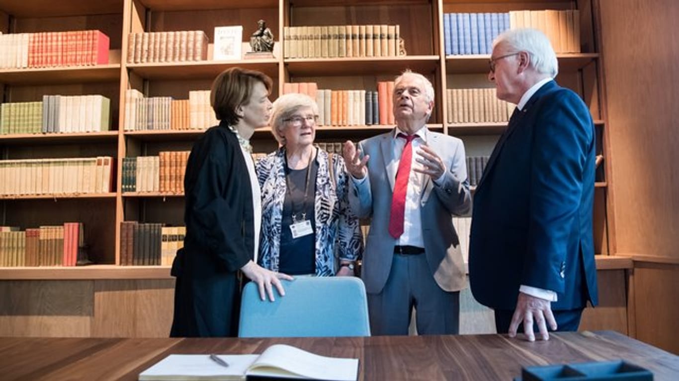 Bundespräsident Frank-Walter Steinmeier (r) und seine Frau Elke Büdenbender (l) mit Fridolin Mann (2.