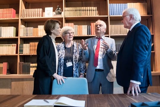 Bundespräsident Frank-Walter Steinmeier (r) und seine Frau Elke Büdenbender (l) mit Fridolin Mann (2.