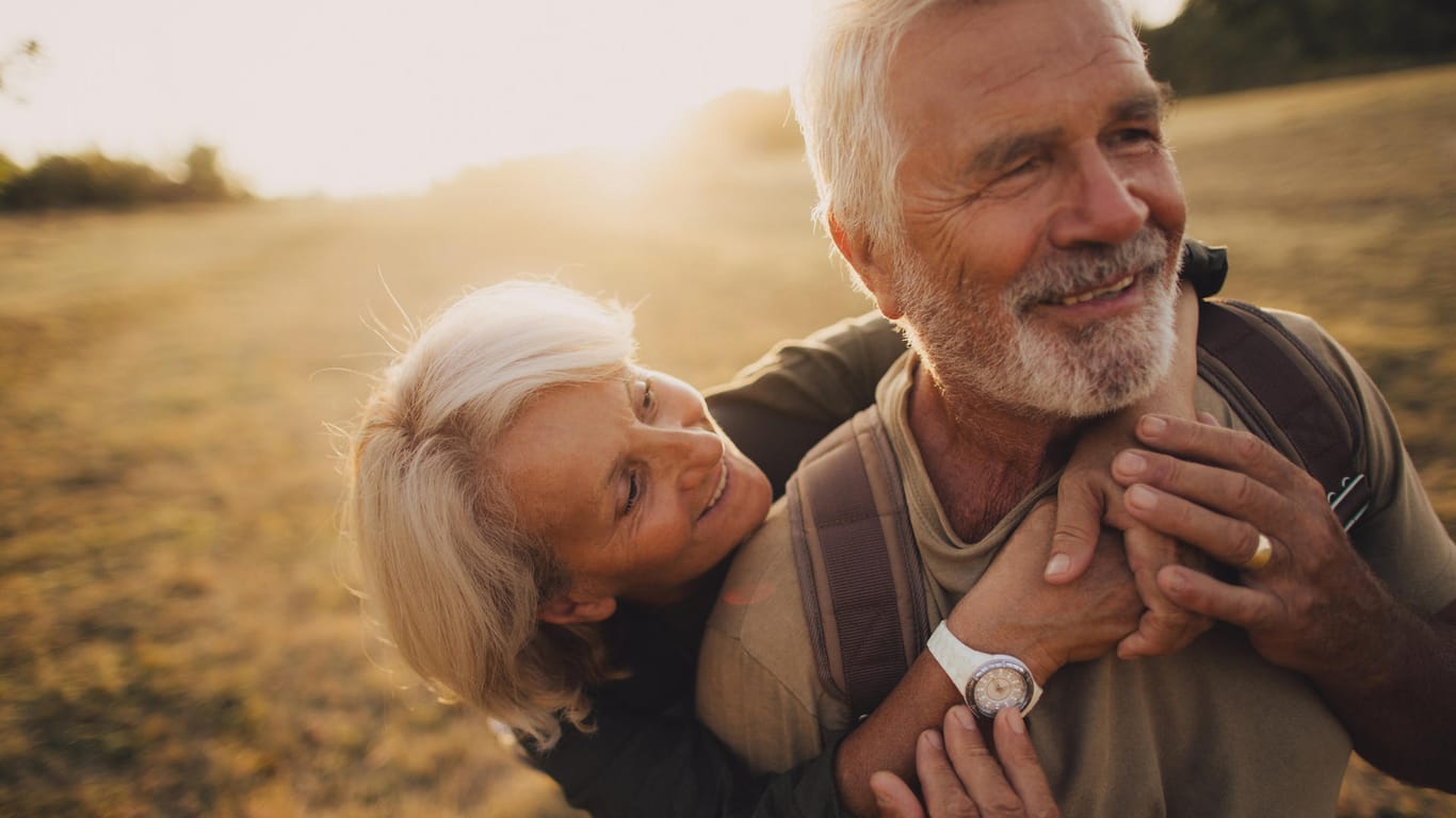 Ein Paar auf Reisen: Wer früher in Rente geht, kann seine freie Zeit nutzen.