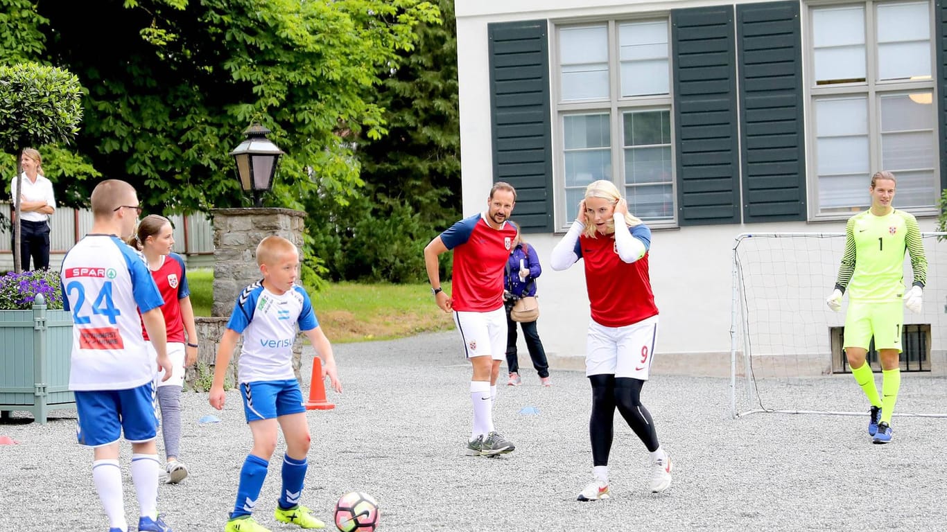 Teamplayer: Prinzessin Ingrid Alexandra (2.v.l.) und ihre Eltern, Haakon und Mette-Marit (in Rot), genießen die sportliche Abwechslung.