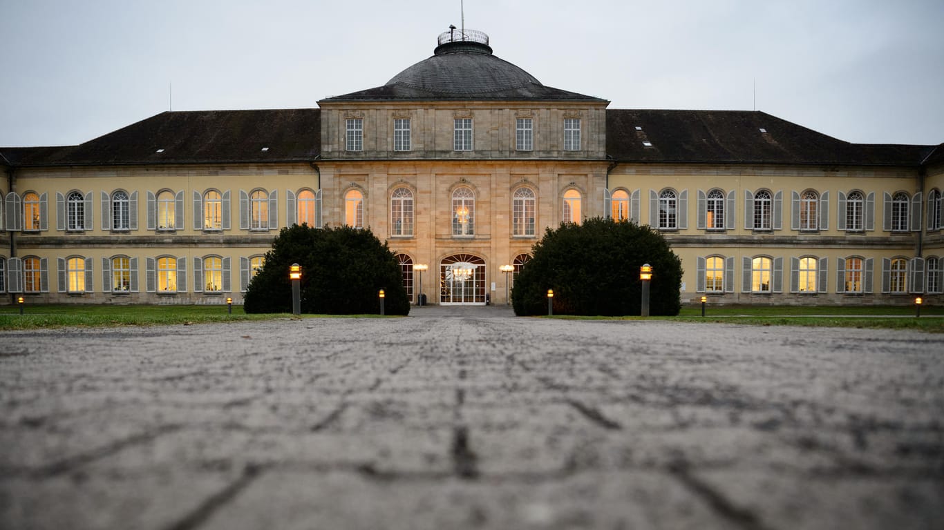Schloss Hohenheim in Stuttgart: An der Universität soll es einen großen Fall von Studenten-Mogelei gegeben haben.
