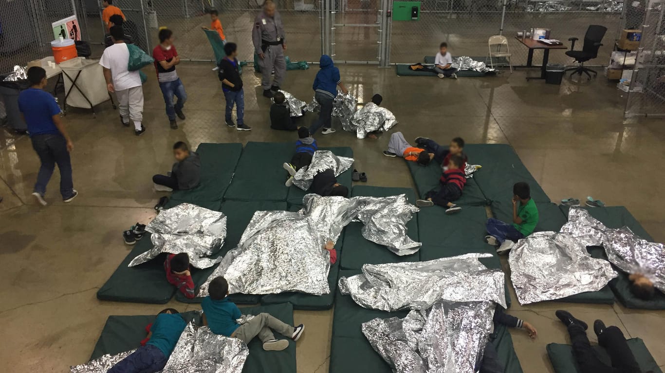 Lagerhaus im Süden von Texas: Hier warten Kinder von Einwanderern in einer Reihe von Käfigen, die aus Metallzäunen bestehen.