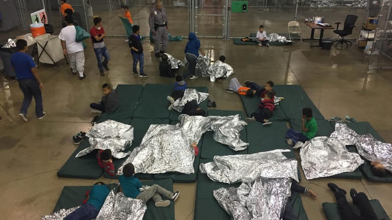 Lagerhaus im Süden von Texas: Hier warten Kinder von Einwanderern in einer Reihe von Käfigen, die aus Metallzäunen bestehen.
