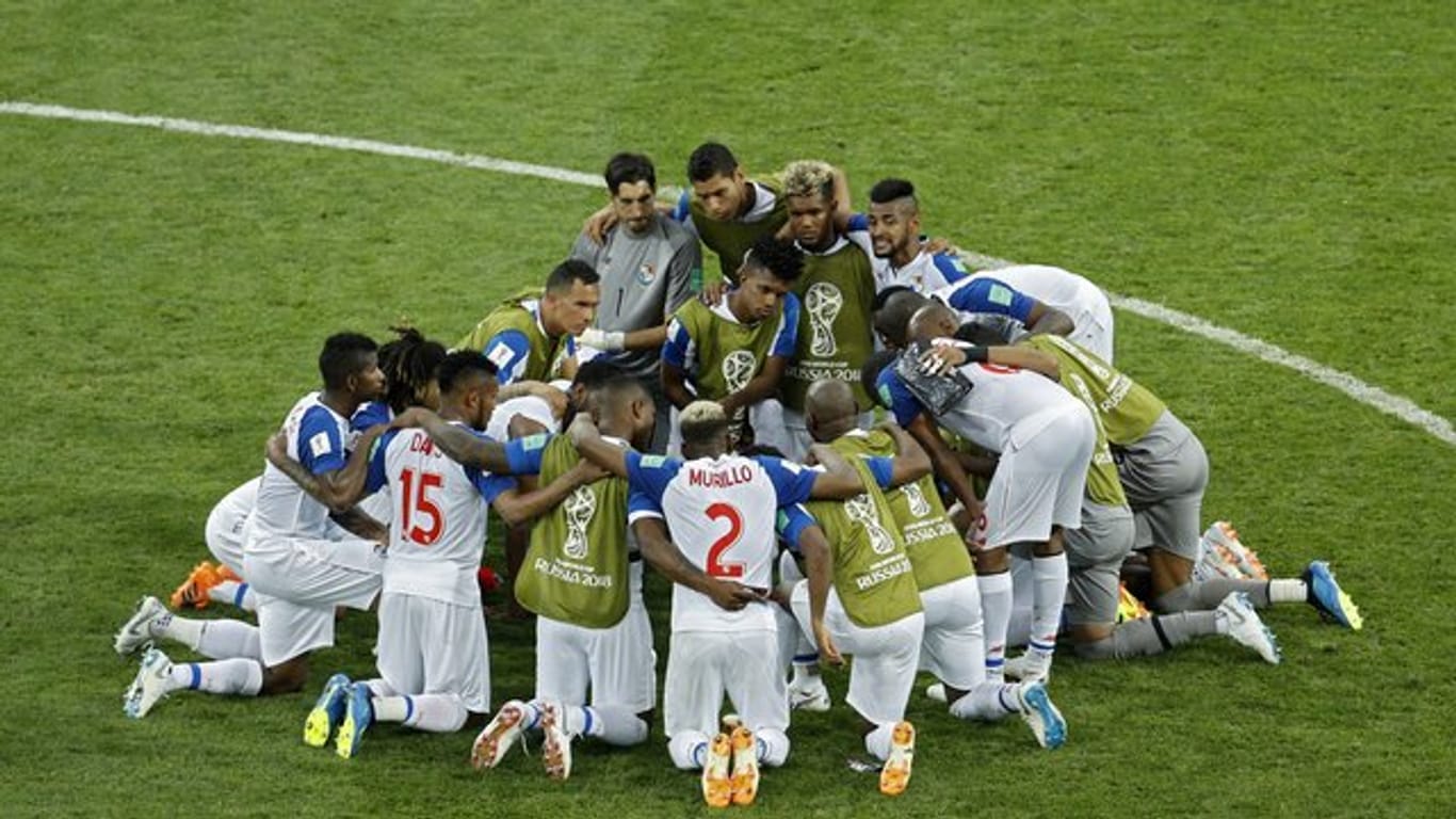 Nach ihrem WM-Debüt finden sich Panamas Spieler im Mittelkreis zusammen.