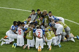 Nach ihrem WM-Debüt finden sich Panamas Spieler im Mittelkreis zusammen.