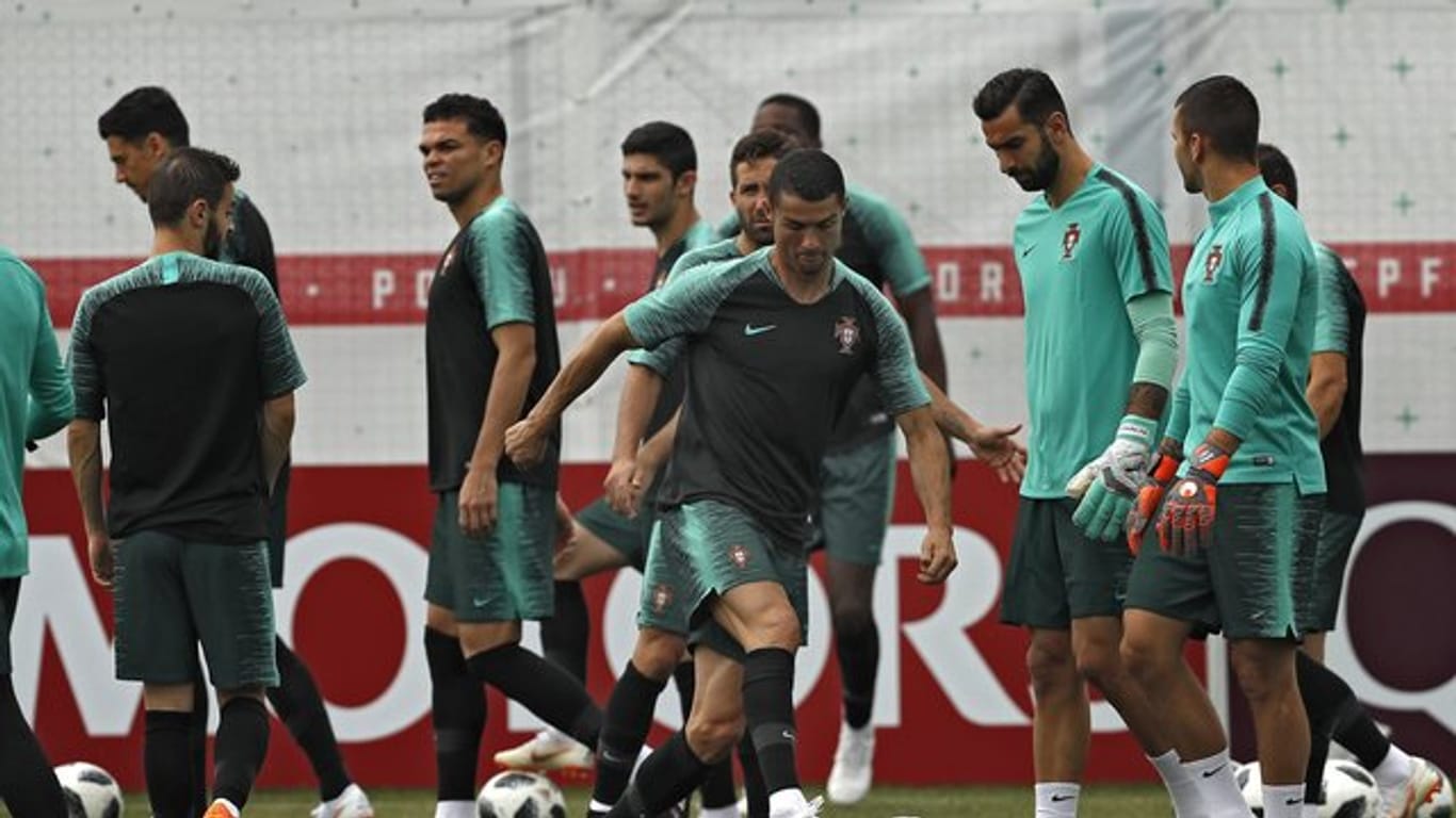 Ist mit Portugal gegen Marokko gefordert: Superstar Cristiano Ronaldo (M).