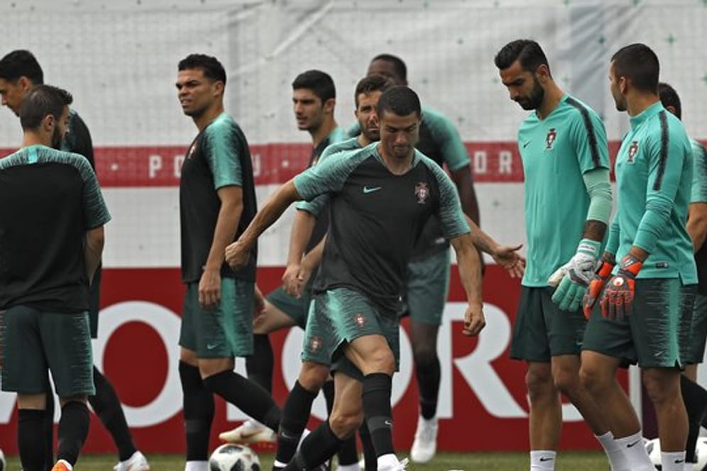 Ist mit Portugal gegen Marokko gefordert: Superstar Cristiano Ronaldo (M).