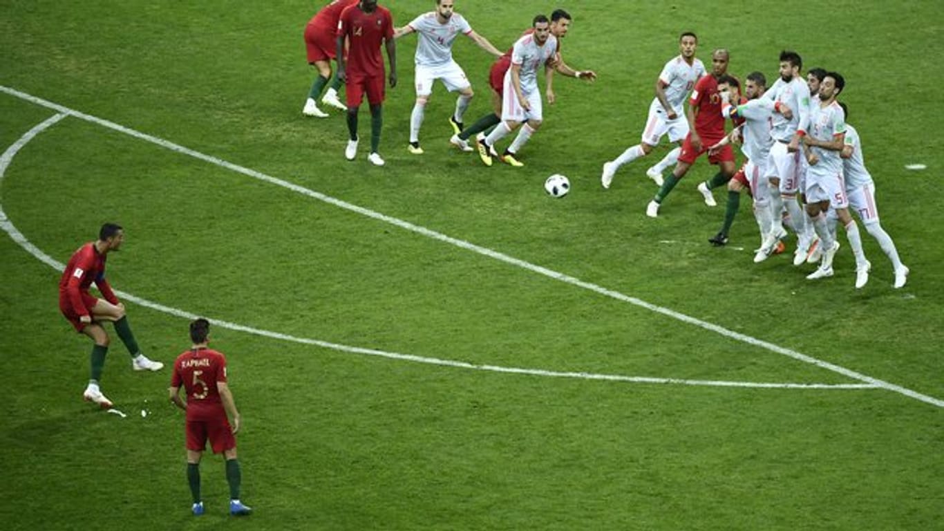 Portugals Superstar Cristiano Ronaldo (l) erzielte sehenswert per Freistoß den Ausgleich zum 3:3-Endstand.