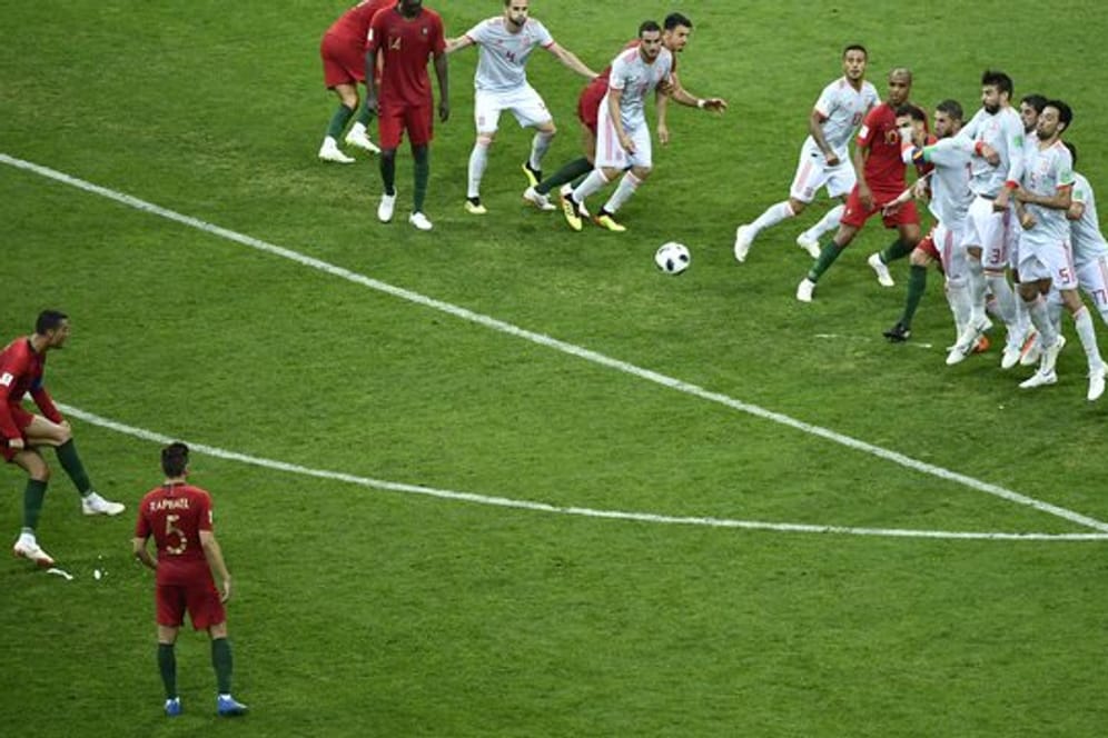 Portugals Superstar Cristiano Ronaldo (l) erzielte sehenswert per Freistoß den Ausgleich zum 3:3-Endstand.