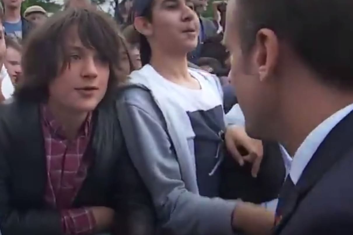 "Wie geht's, Manu?": Dem französischen Präsidenten Macron (r.) war diese Begrüßung eindeutig zu flapsig.