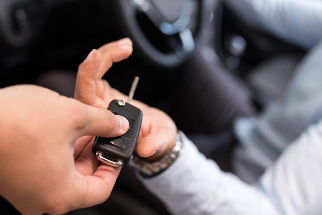 Übergabe eines Autoschlüssels:"Stiftung Warentest" hat verschiedene Wege der Autofinanzierung getestet.