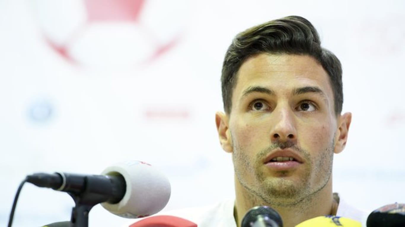 Der Schweizer Nationalspieler Fabian Schaer beantwortet bei der Pressekonferenz Fragen von Journalisten.