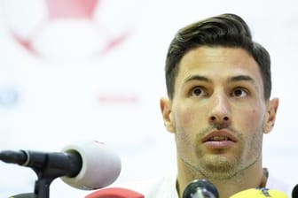 Der Schweizer Nationalspieler Fabian Schaer beantwortet bei der Pressekonferenz Fragen von Journalisten.