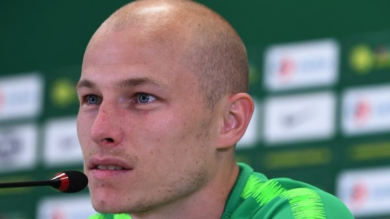 Australiens Nationalspieler Aaron Mooy steht auf der Pressekonferenz den Journalisten Rede und Antwort.