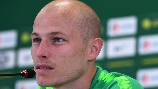 Australiens Nationalspieler Aaron Mooy steht auf der Pressekonferenz den Journalisten Rede und Antwort. Australiens Nationalspieler Aaron Mooy steht auf der Pressekonferenz den Journalisten Rede und Antwort.