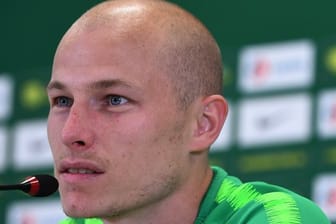 Australiens Nationalspieler Aaron Mooy steht auf der Pressekonferenz den Journalisten Rede und Antwort.