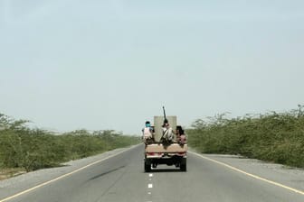 Von Saudi-Arabien unterstütze Kämpfer auf dem Weg nach Hudeida: Die Hafenstadt ist von zentraler Bedeutung für die Huthi-Rebellen im Norden des Landes.