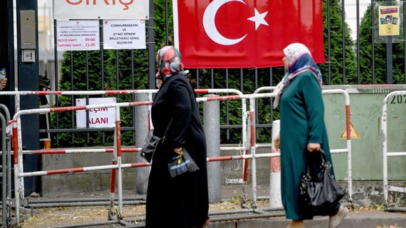 Wahlberechtigte vor dem Gelände des türkischen Generalkonsulats in Berlin.