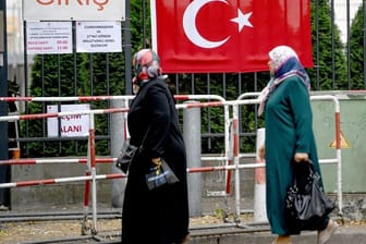 Wahlberechtigte vor dem Gelände des türkischen Generalkonsulats in Berlin.