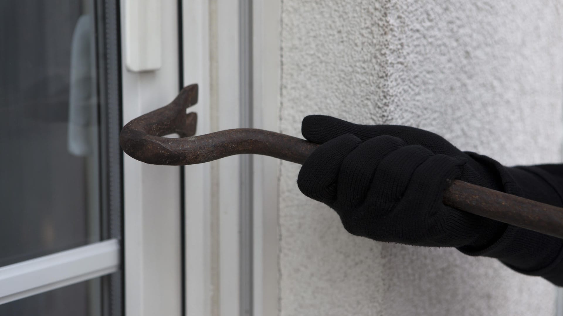 Einbruch: Der Täter ist weiterhin auf der Flucht. (Symbolbild)