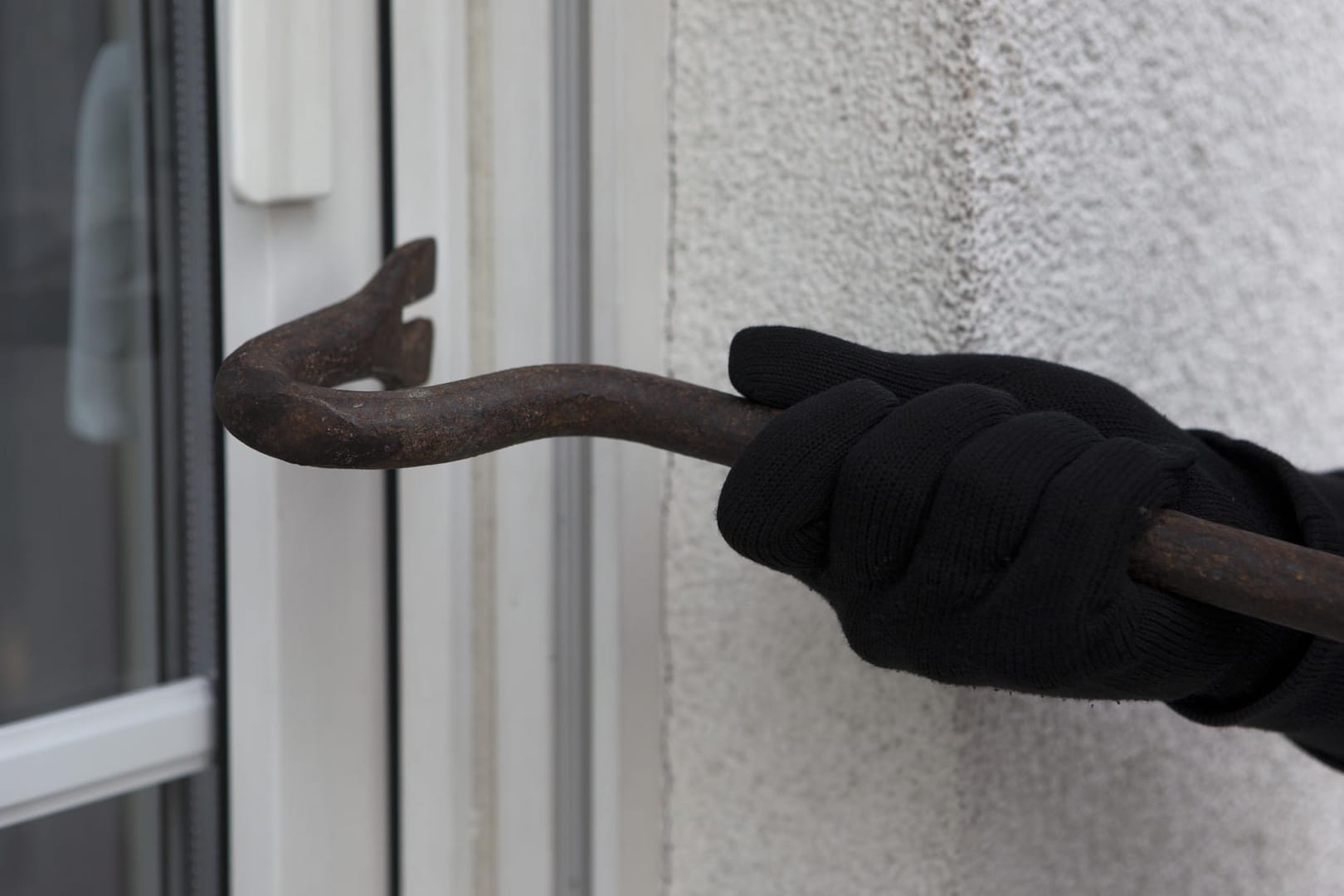 Einbruch: Der Täter ist weiterhin auf der Flucht. (Symbolbild)
