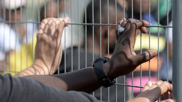 EU-Ratspräsident Donald Tusk hat für aus Seenot gerettete Flüchtlinge zentrale Sammelpunkte außerhalb der EU vorgeschlagen. EU-Ratspräsident Donald Tusk hat für aus Seenot gerettete Flüchtlinge zentrale Sammelpunkte außerhalb der EU vorgeschlagen.